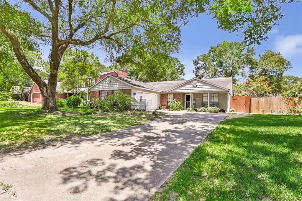 Photo of 5314 Creek Shadows Drive, Houston, TX 77339 (MLS # 32710500)