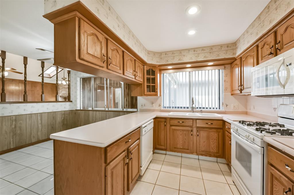 17707 Smooth Rock Falls Drive, Spring, Texas image 10