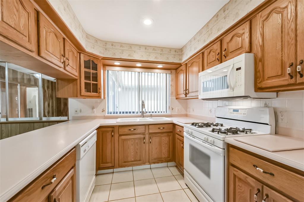 17707 Smooth Rock Falls Drive, Spring, Texas image 13