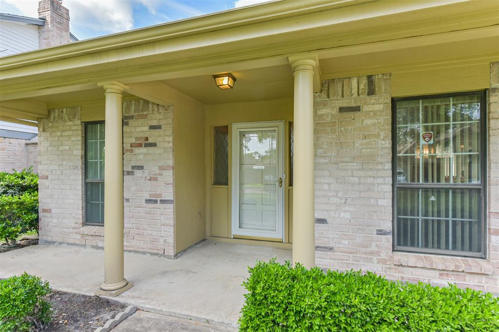 17707 Smooth Rock Falls Drive, Spring, Texas image 2