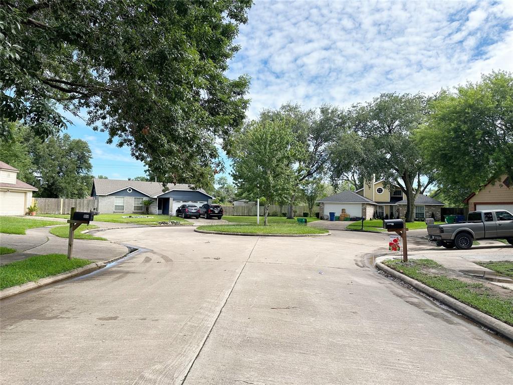 117 Lasso Street, Angleton, Texas image 4