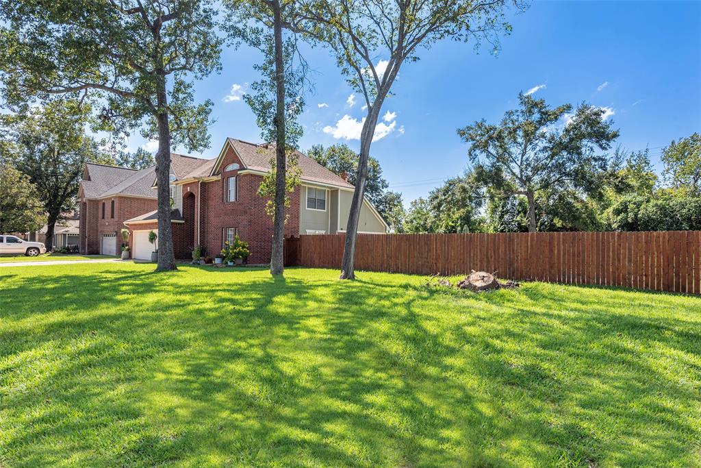 915 Highland Woods Drive, Highlands, Texas image 3