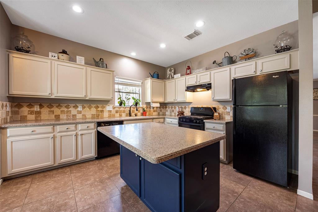 915 Highland Woods Drive, Highlands, Texas image 20