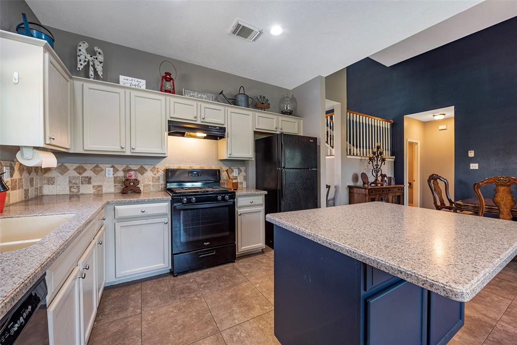 915 Highland Woods Drive, Highlands, Texas image 22