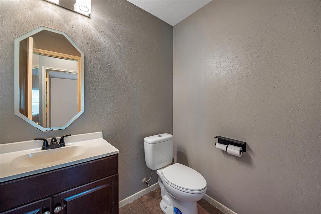 915 Highland Woods Drive, Highlands, Texas image 24