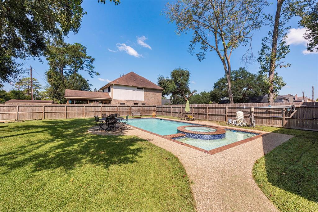 915 Highland Woods Drive, Highlands, Texas image 5