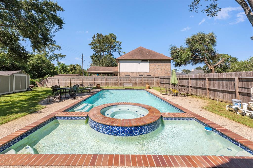 915 Highland Woods Drive, Highlands, Texas image 4