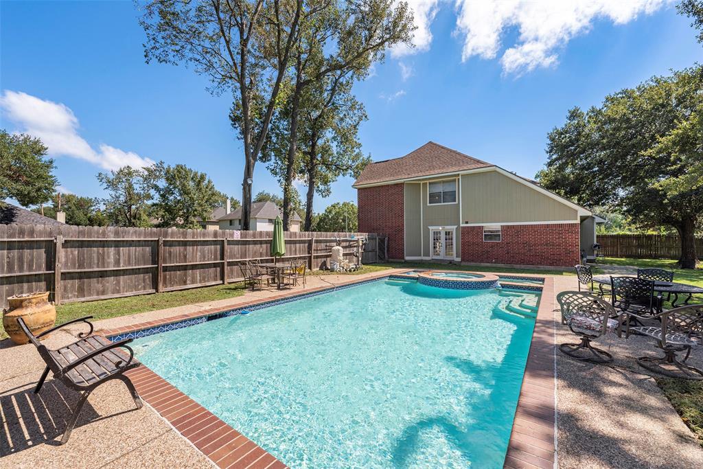 915 Highland Woods Drive, Highlands, Texas image 7
