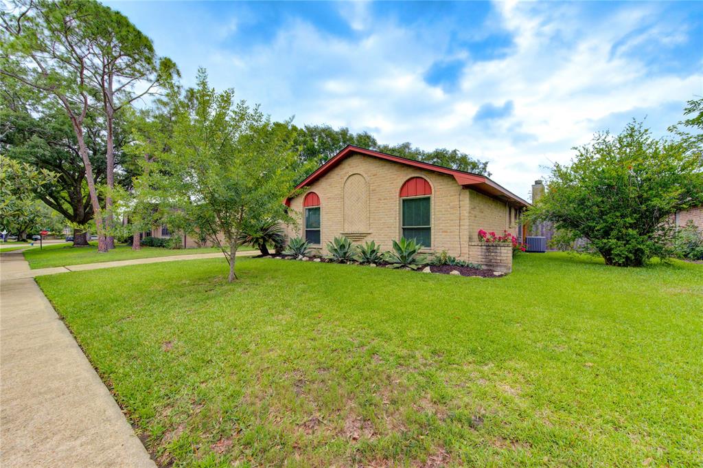 10611 Sapling Way, Houston, Texas image 2