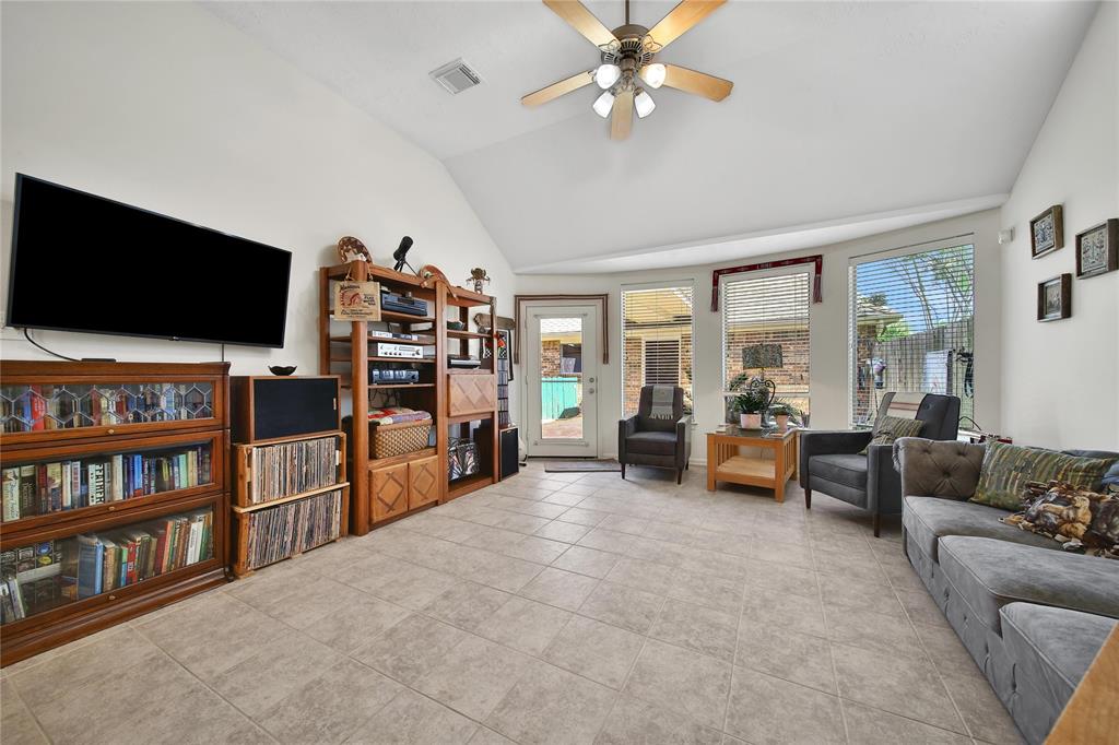 242 Whispering Ridge Terrace, Houston, Texas image 7
