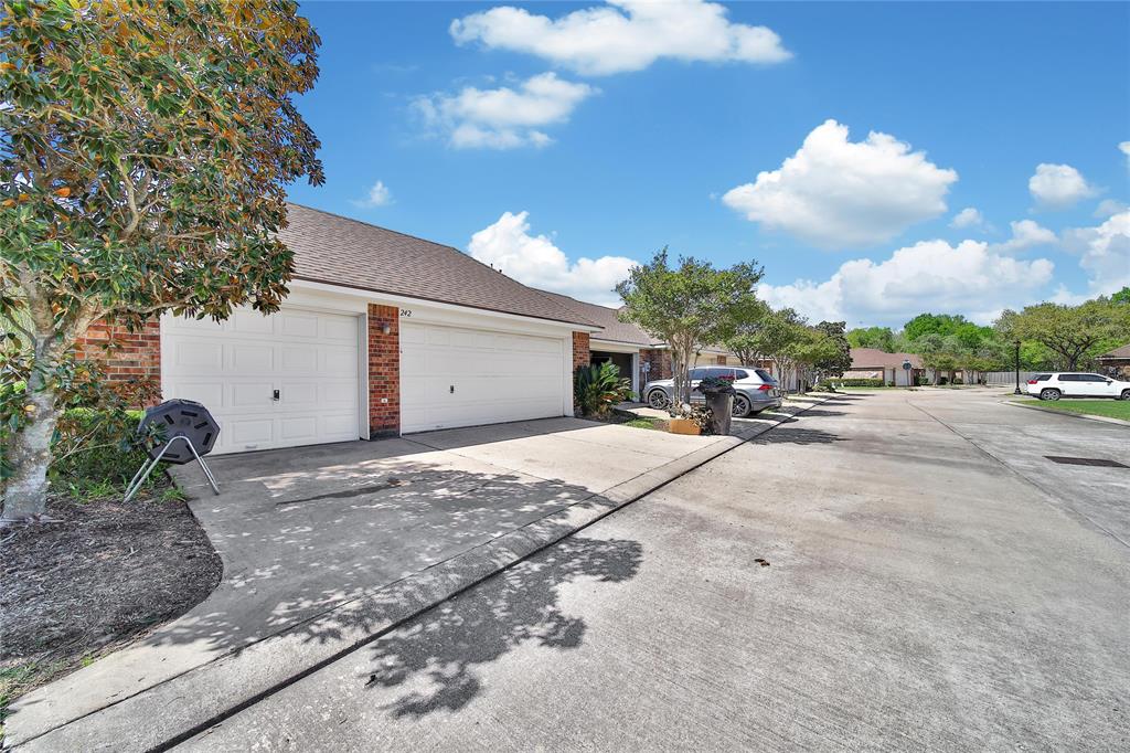 242 Whispering Ridge Terrace, Houston, Texas image 3