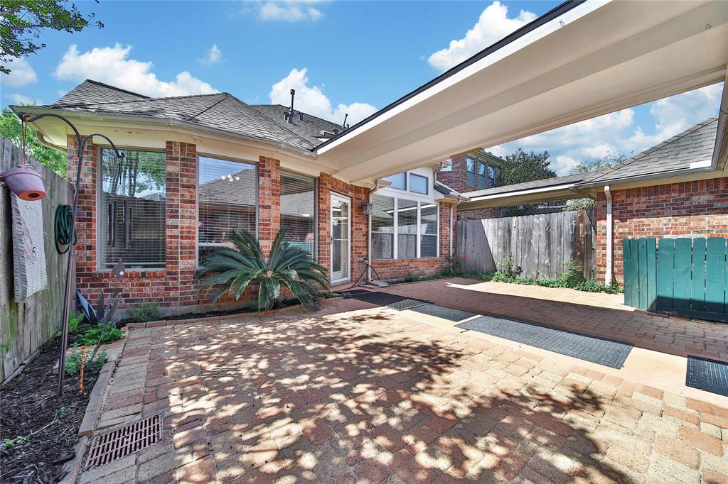 242 Whispering Ridge Terrace, Houston, Texas image 4