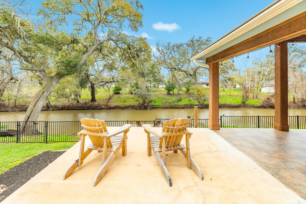 325 Huckleberry Drive, Lake Jackson, Texas image 7