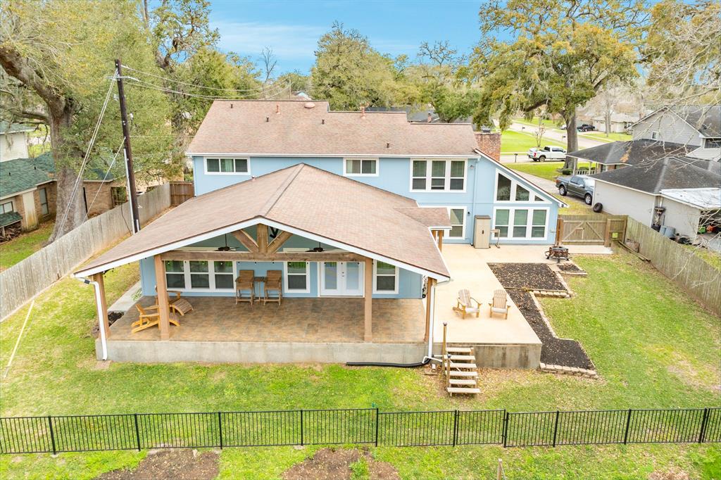 325 Huckleberry Drive, Lake Jackson, Texas image 5