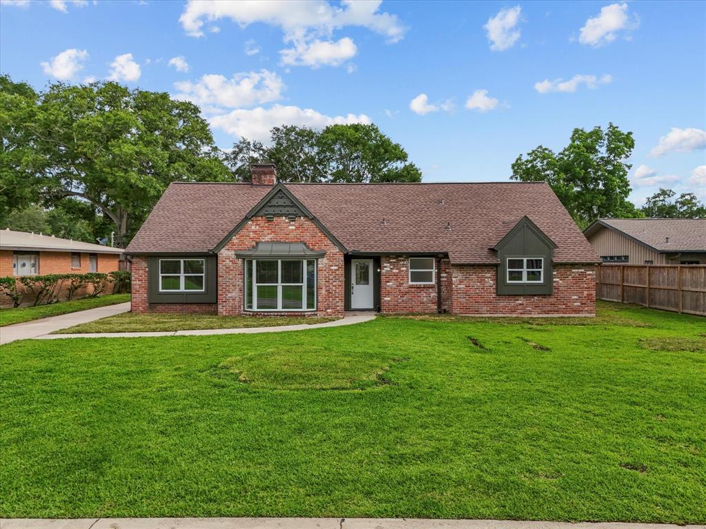 110 Harborcrest Drive, Taylor Lake Village, Texas image 1