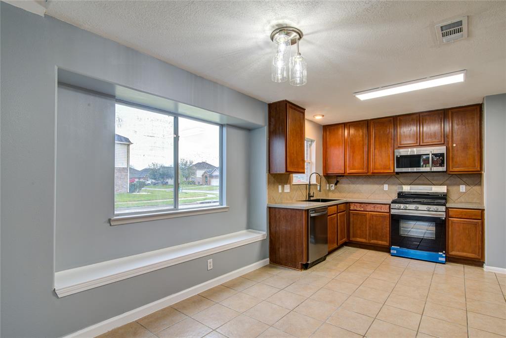 852 Grassy Knoll Trail, La Marque, Texas image 11