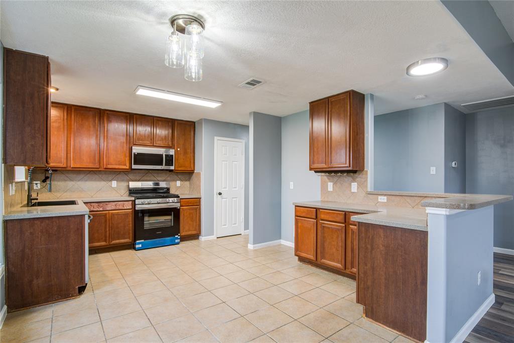 852 Grassy Knoll Trail, La Marque, Texas image 12