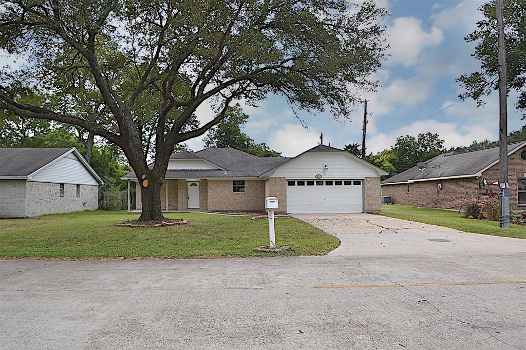 423 Highland Woods Drive, Highlands, Texas image 1