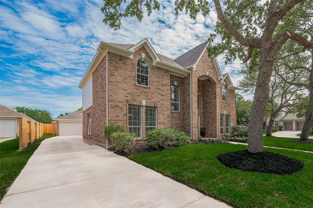 2627 Rosemary Court, Pearland, Texas image 2