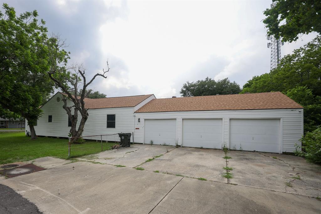 3000 Charles Avenue, Groves, Texas image 2