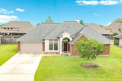 Single Family Residence in Clute TX 113 Canvasback Drive.jpg