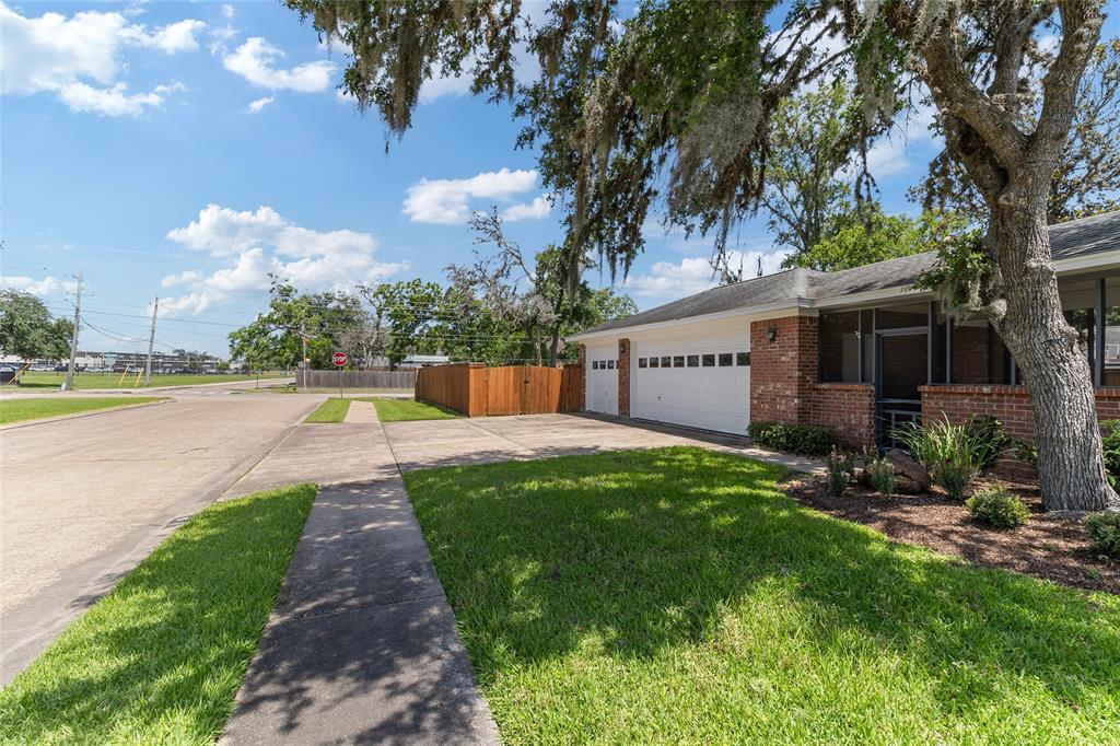 51 Oak Hollow Circle, Lake Jackson, Texas image 48