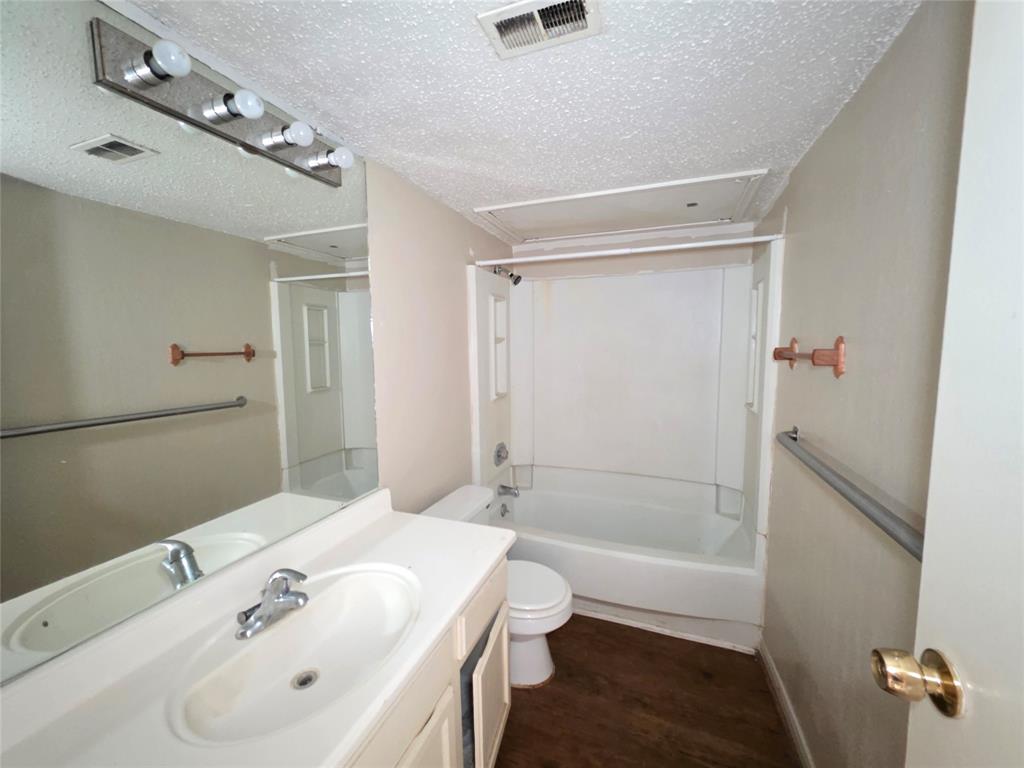 7402 Alabonson Road #401, Houston, Texas image 5
