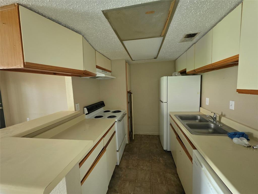 7402 Alabonson Road #401, Houston, Texas image 4