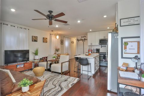 Single Family Residence in Galveston TX 3919 Avenue K 4.jpg
