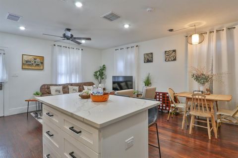 Single Family Residence in Galveston TX 3919 Avenue K 10.jpg