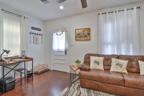 Single Family Residence in Galveston TX 3919 Avenue K 5.jpg