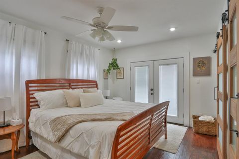 Single Family Residence in Galveston TX 3919 Avenue K 15.jpg