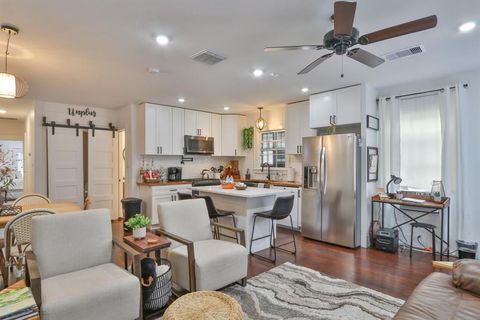 Single Family Residence in Galveston TX 3919 Avenue K 6.jpg