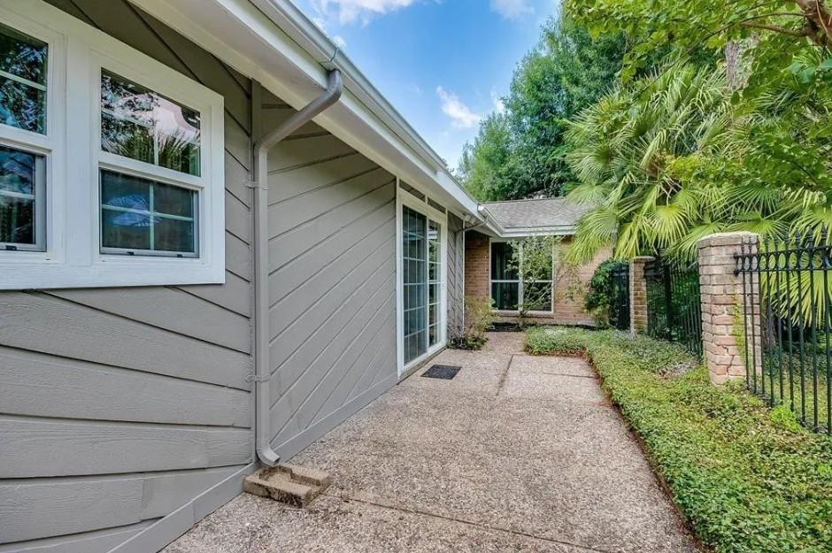 911 Bayou River Drive, Houston, Texas image 35