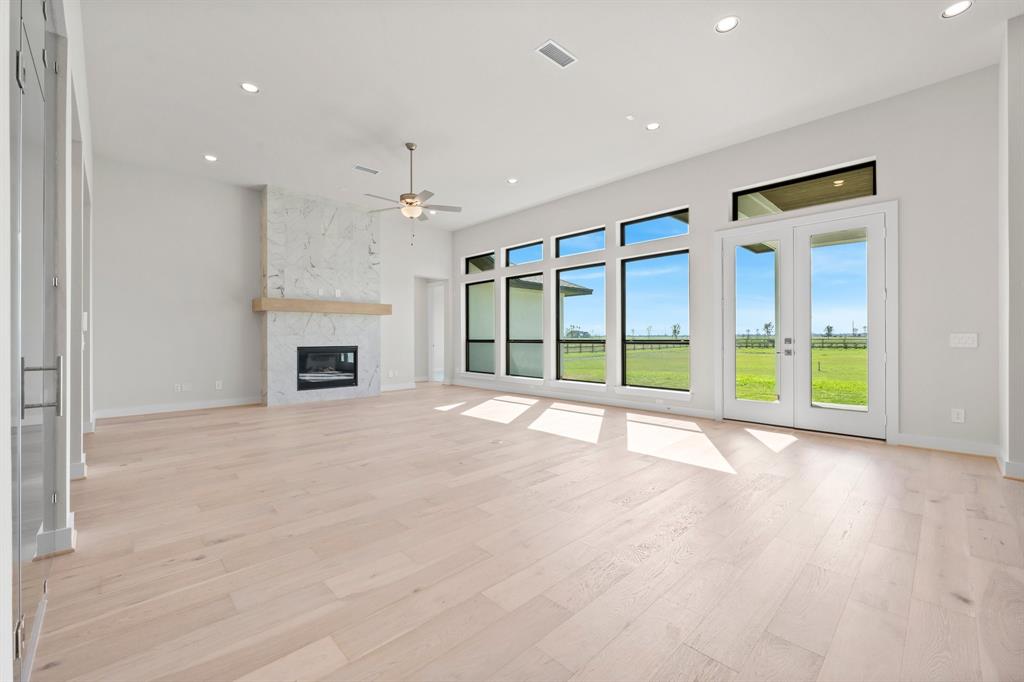 2013 Whispering Oaks Lane, Waller, Texas image 7