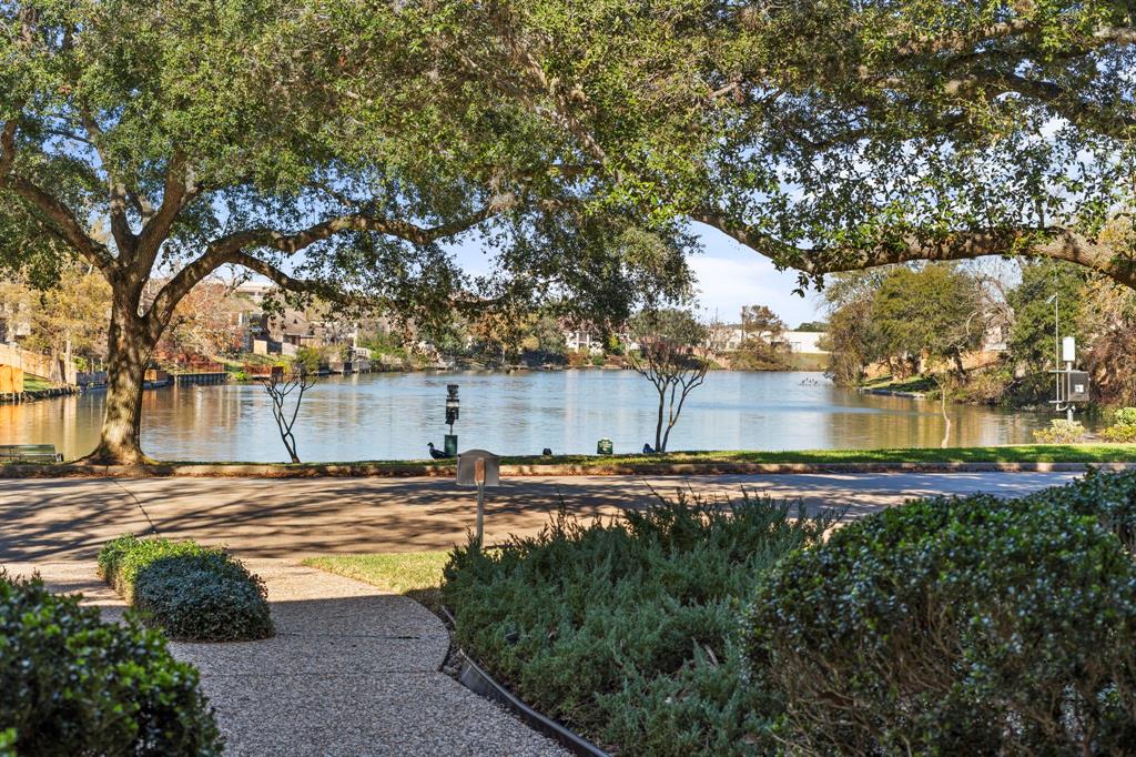 2118 Country Club Boulevard, Sugar Land, Texas image 9