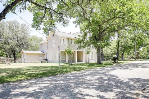 A home in Hallettsville