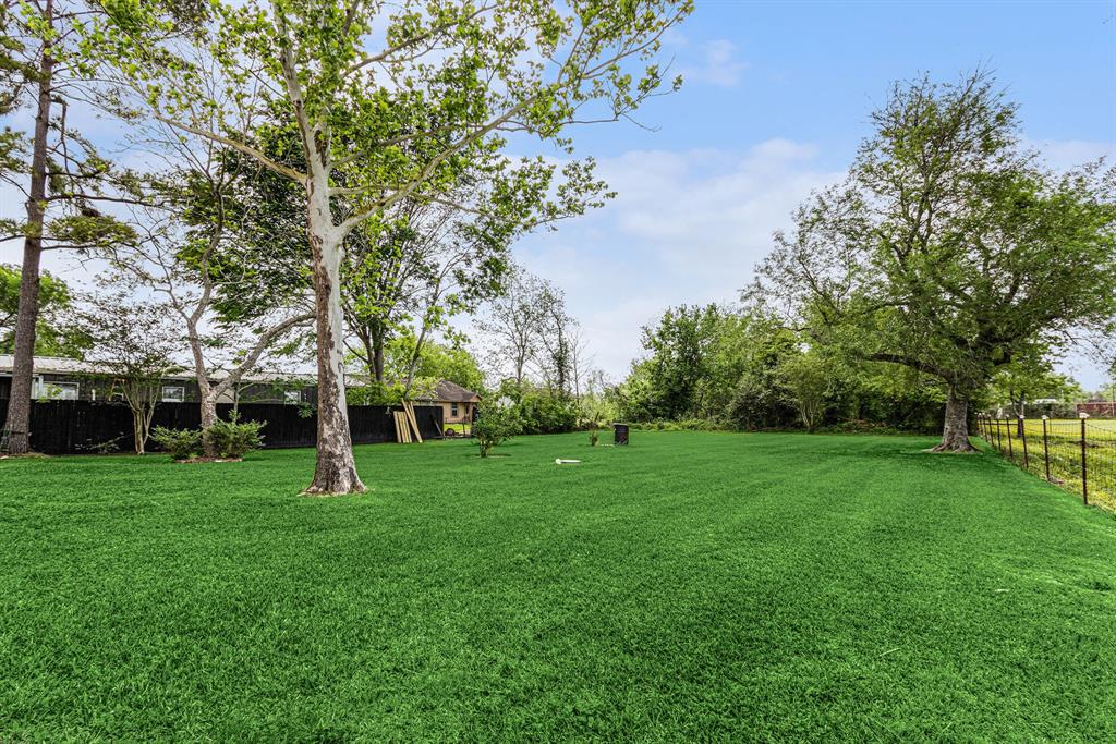 6302 Amie Lane, Pearland, Texas image 11
