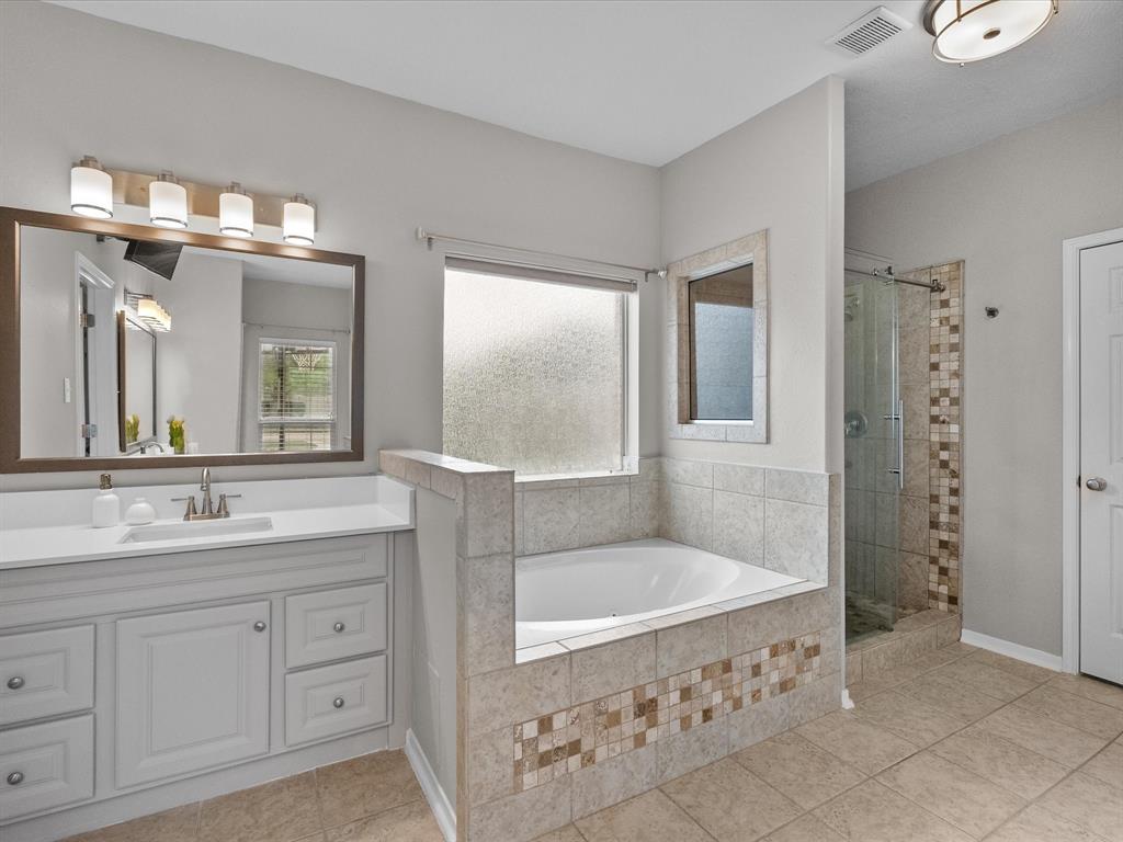 301 Falcon Lake Drive, Friendswood, Texas image 27