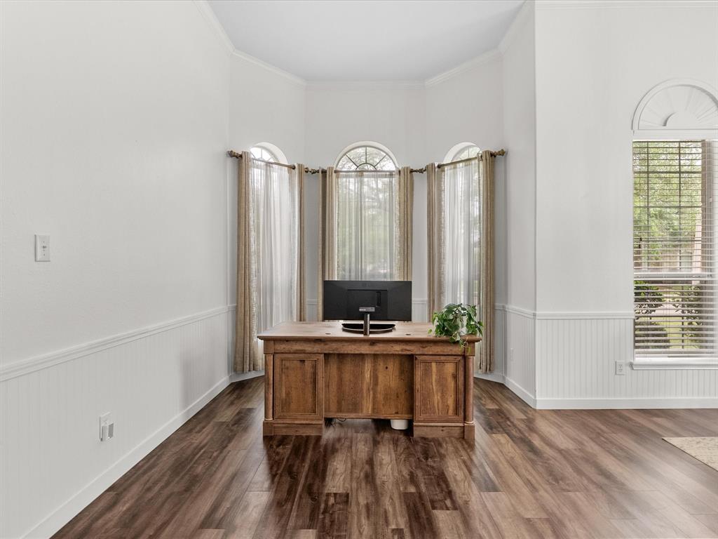 301 Falcon Lake Drive, Friendswood, Texas image 8