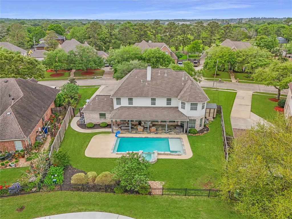301 Falcon Lake Drive, Friendswood, Texas image 1