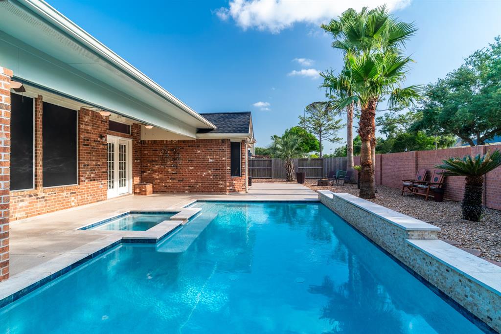 2304 Cape Landing Drive, Pearland, Texas image 2