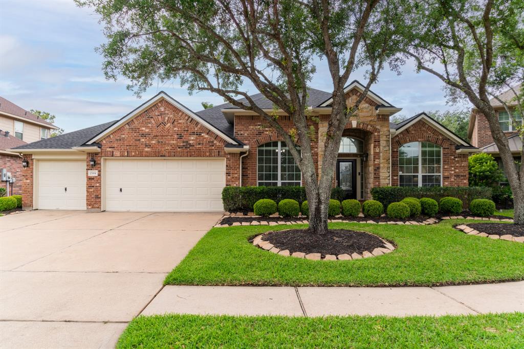 2304 Cape Landing Drive, Pearland, Texas image 1
