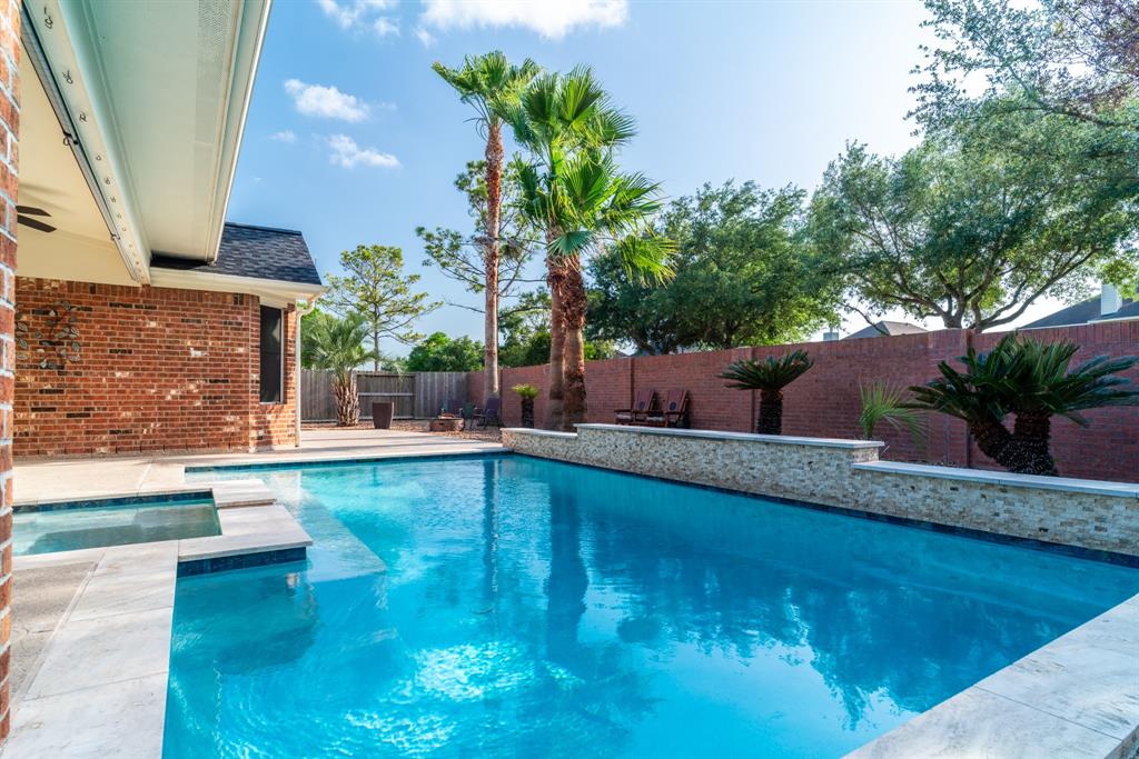 2304 Cape Landing Drive, Pearland, Texas image 23