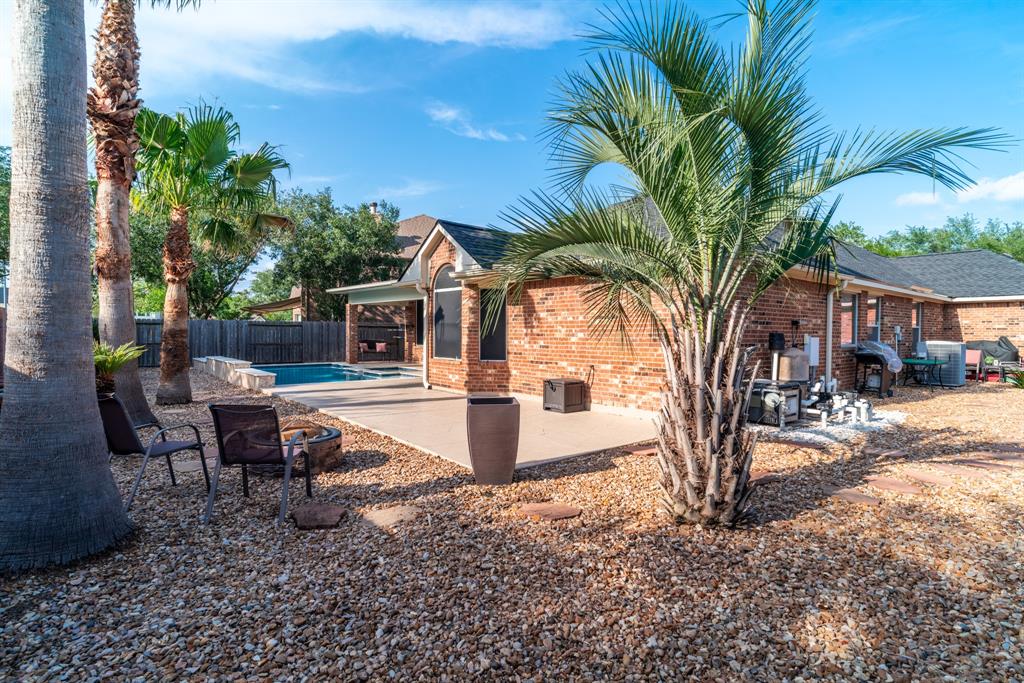2304 Cape Landing Drive, Pearland, Texas image 25