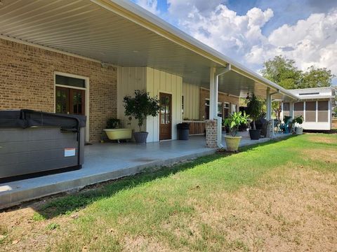 A home in Hallettsville