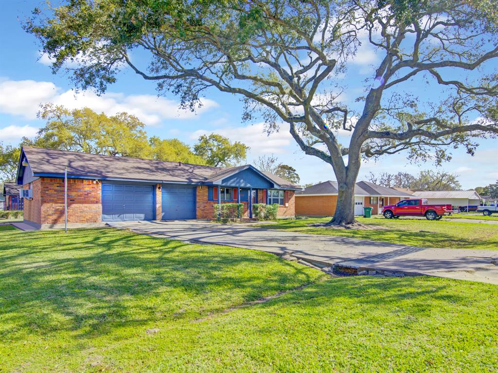 3202 Mckinney Drive, La Marque, Texas image 2