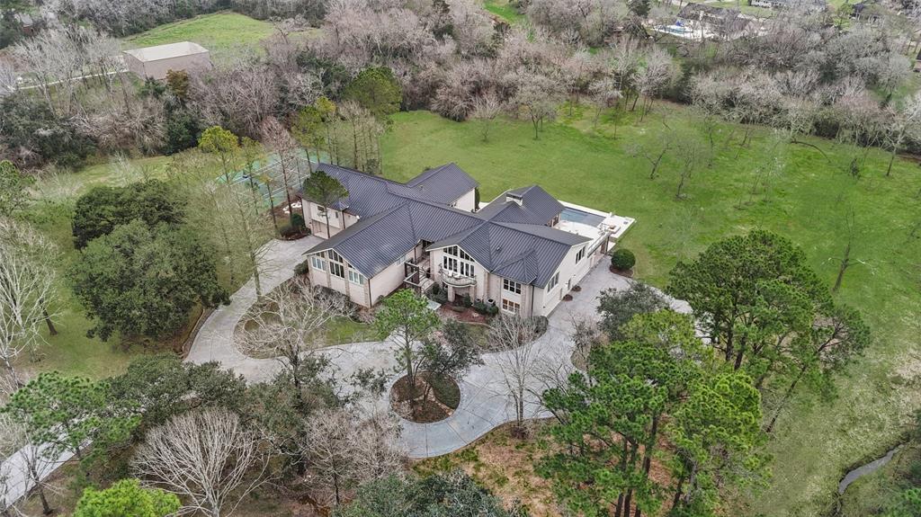 405 W Spreading Oaks Avenue