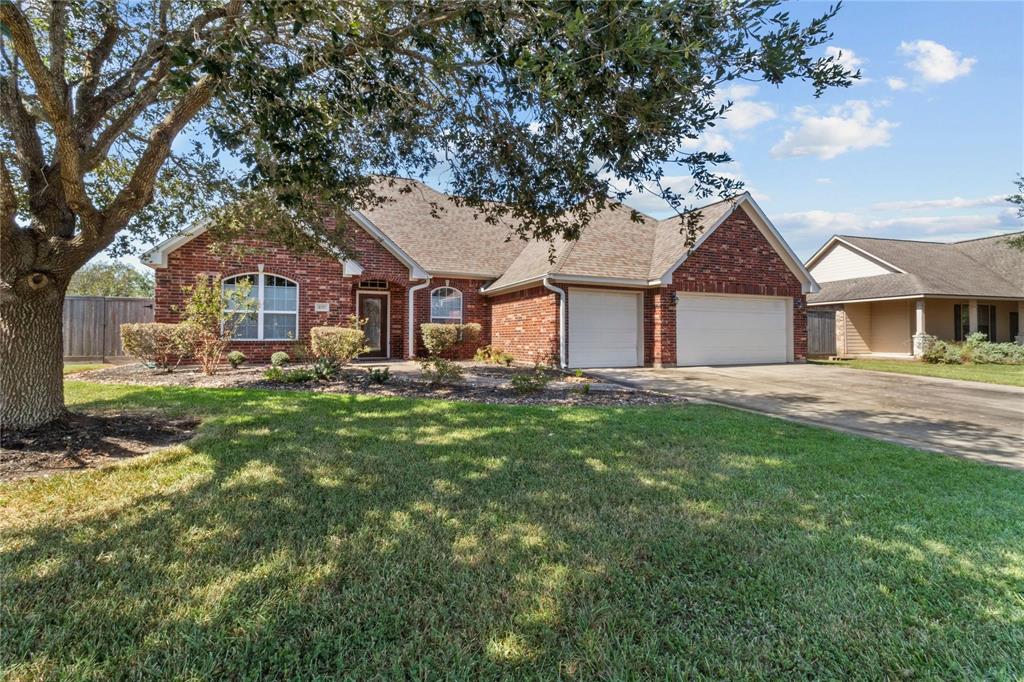 1017 Enchanted Oaks Drive, Angleton, Texas image 1