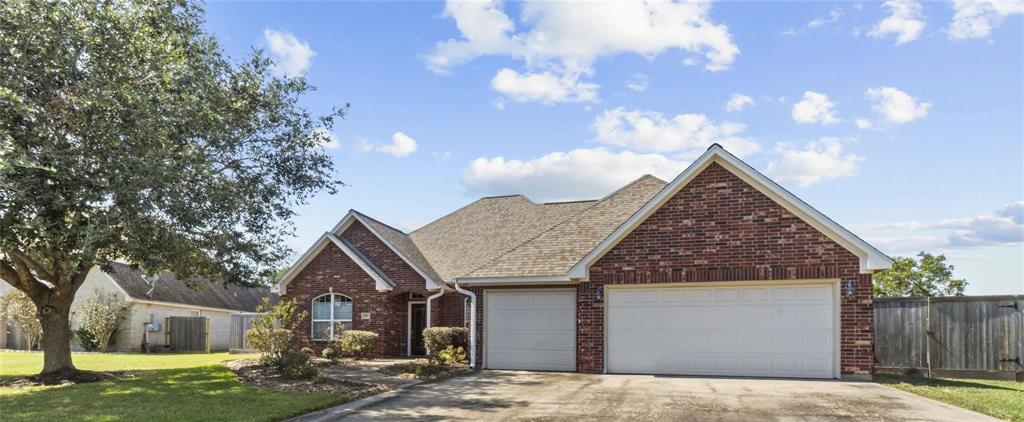 1017 Enchanted Oaks Drive, Angleton, Texas image 2